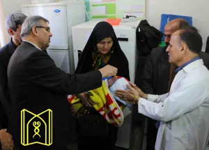 خوراندن قطره فلج اطفال توسط فرماندار هشترود به دو نوزاد